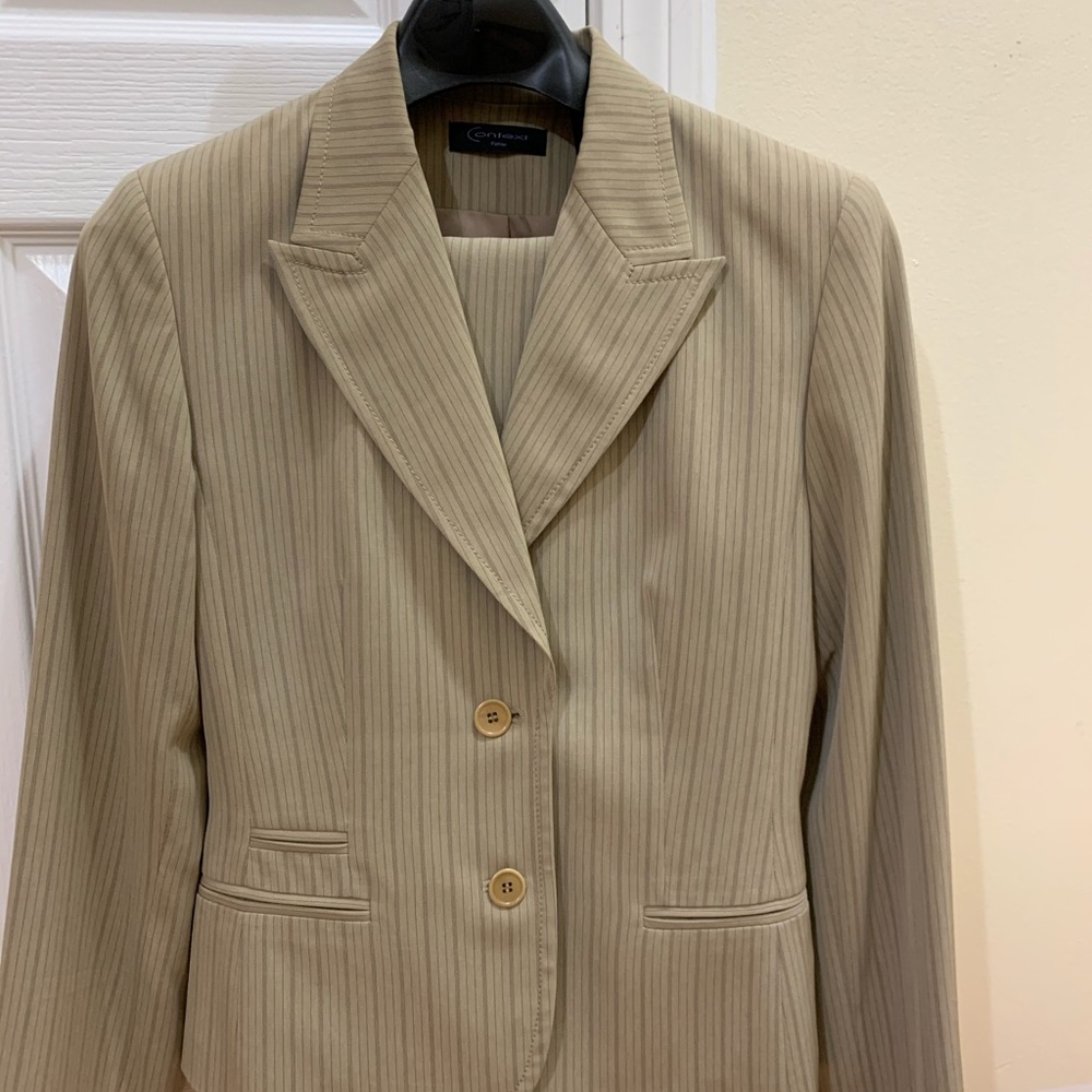 Woman’s suit - Picture 2 of 16